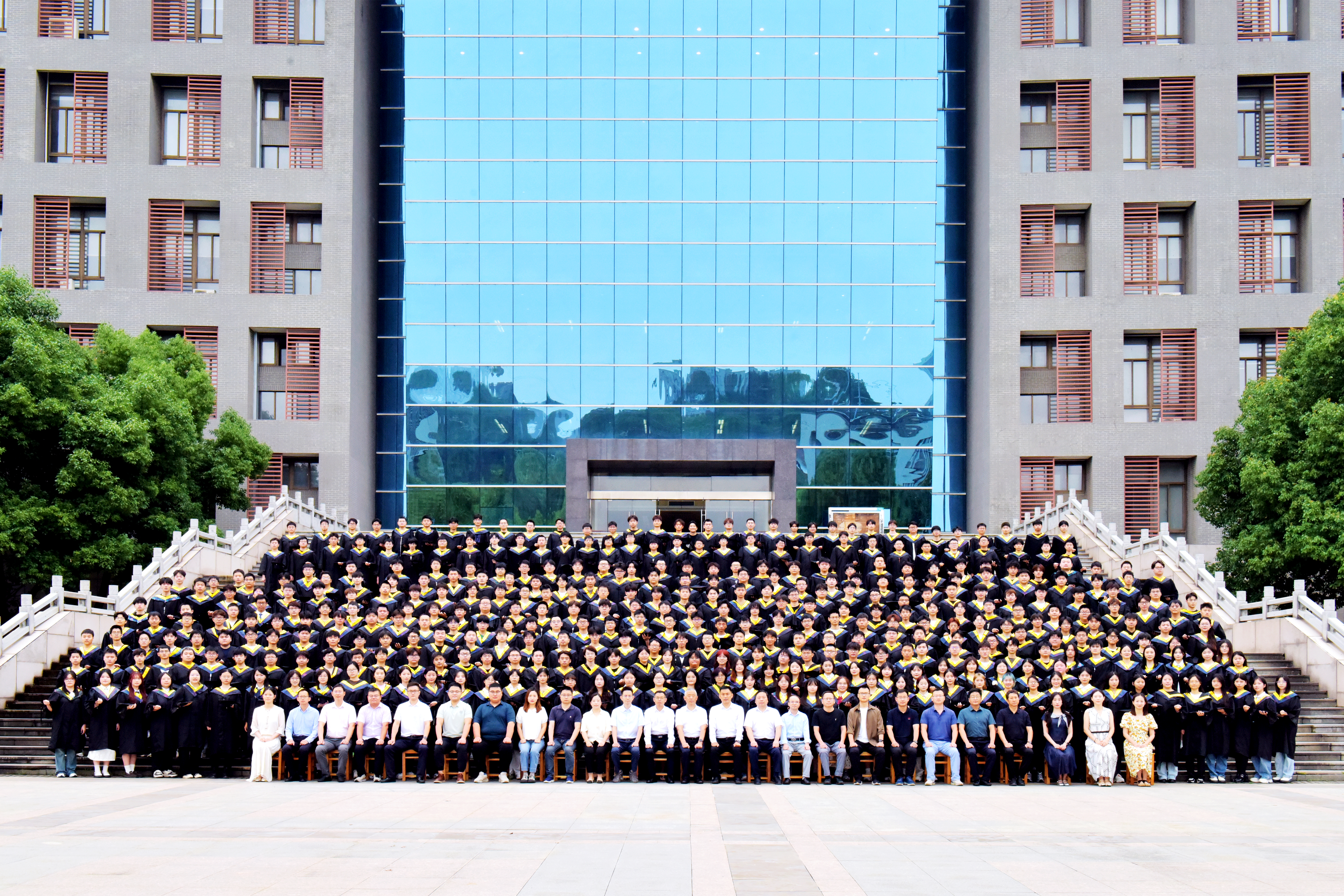 威廉体育2025届毕业生合影